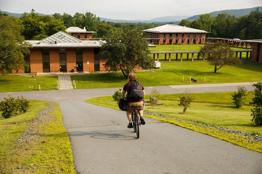 地标大学的学生在校园里骑自行车.