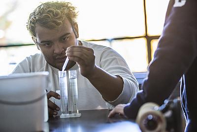 在科学课上，一名学生用滴管将液体放入烧杯中.  