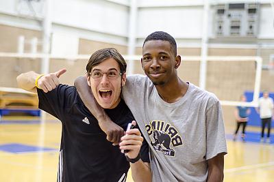 在Click家庭体育中心的排球比赛中，两名地标学生在镜头前摆姿势. 