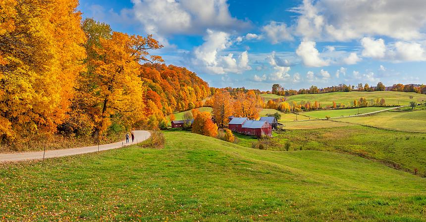 佛蒙特州乡村秋天的风景照片.